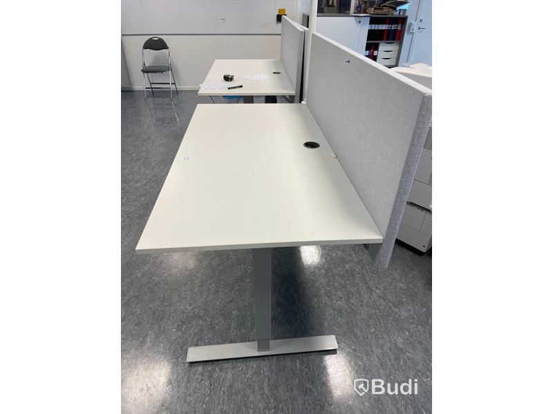 Höj- och sänkbart skrivbord med avskiljare
