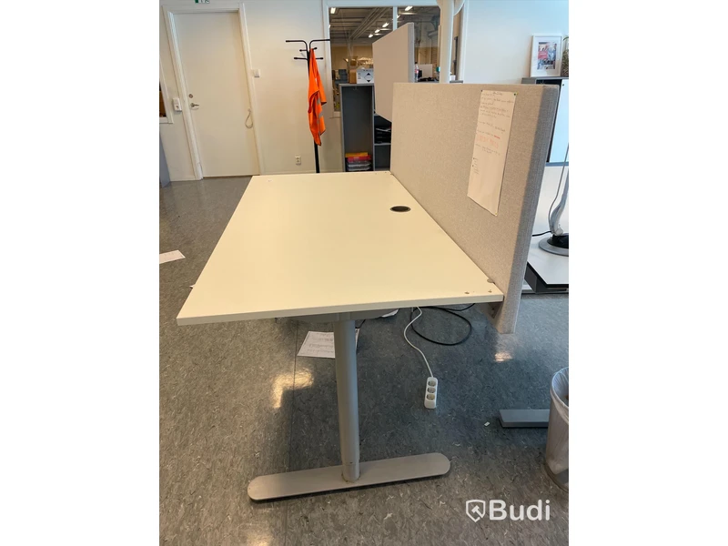 Höj- och sänkbart skrivbord med avskiljare