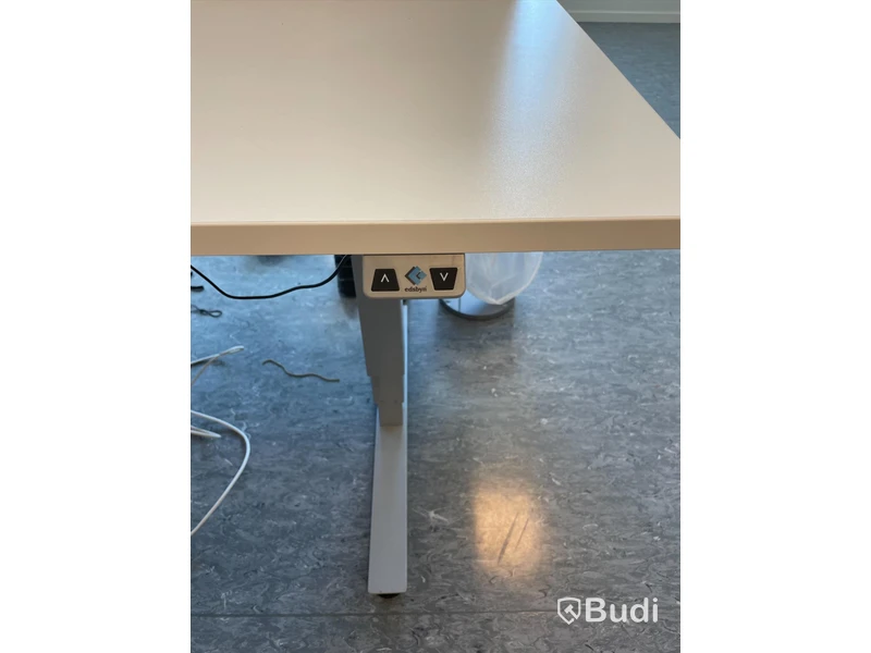 Höj- och sänkbart skrivbord med avskiljare