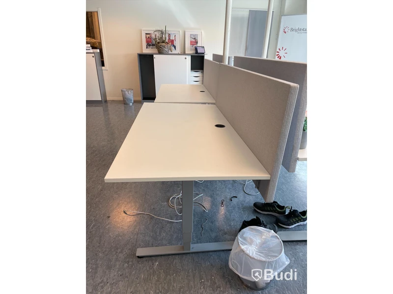Höj- och sänkbart skrivbord med avskiljare