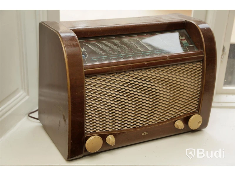 Set med radio och bordslampa