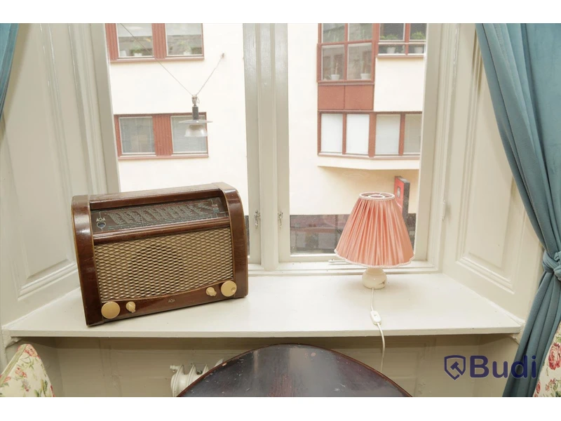 Set med radio och bordslampa