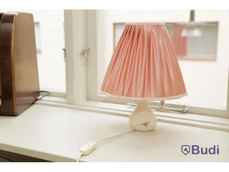 Set med radio och bordslampa