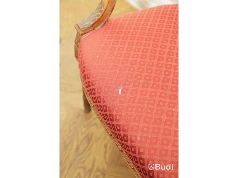 Soffa i textil och trä