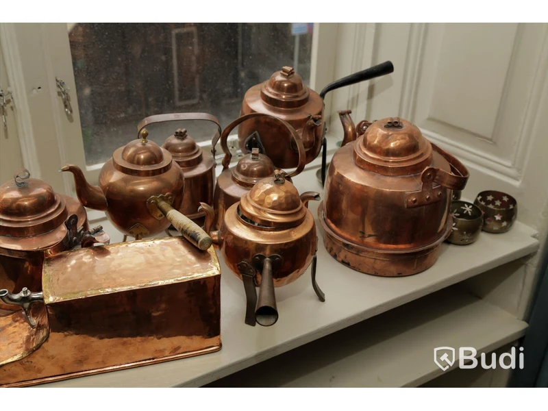 Diverse föremål såsom telefon, bordsur och kopparkannor m.m. 18 stycken
