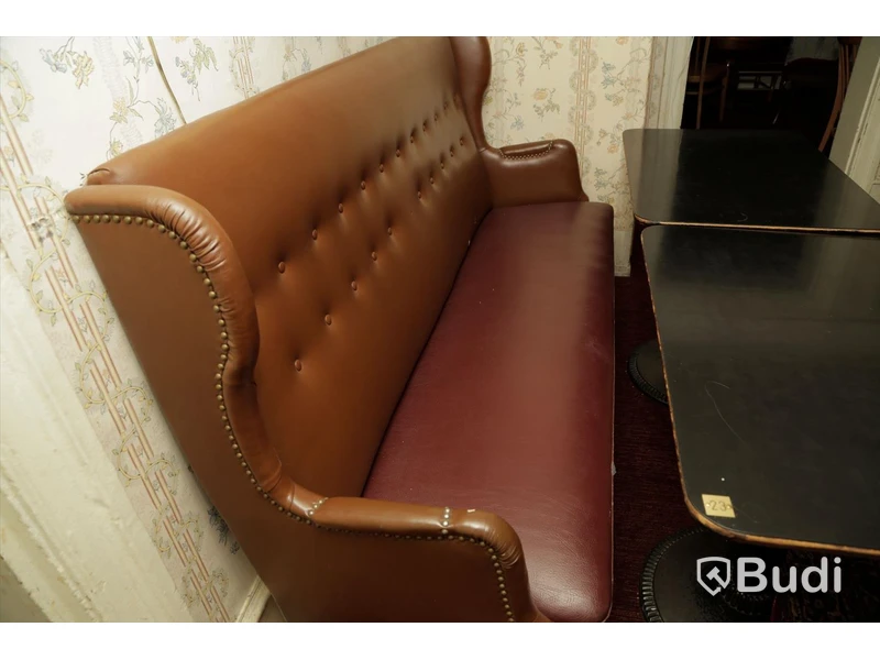 Set med två rektangulära träbord, 4 stolar, soffa i skinn/imitation samt matta