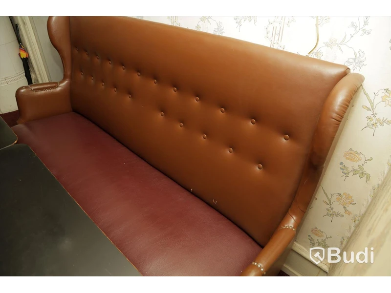 Set med två rektangulära träbord, 4 stolar, soffa i skinn/imitation samt matta