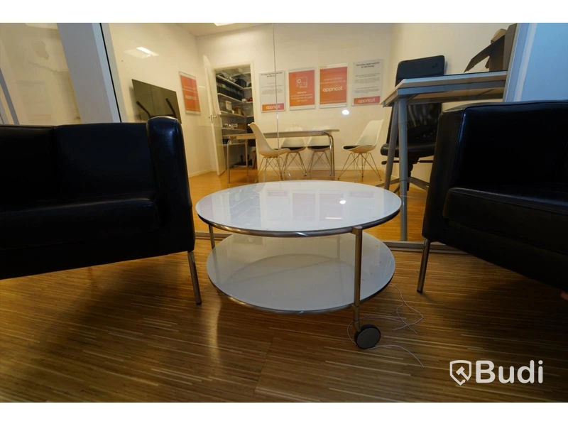 Set med två skinnfåtöljer och rullbart bord i glas