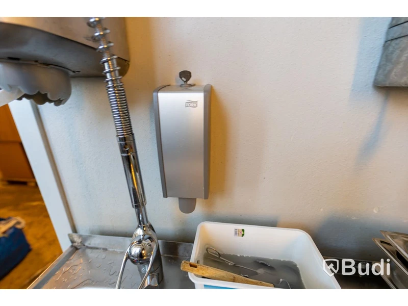 Tork, Pappersdispenser och tvåldispenser. Väggmonterade