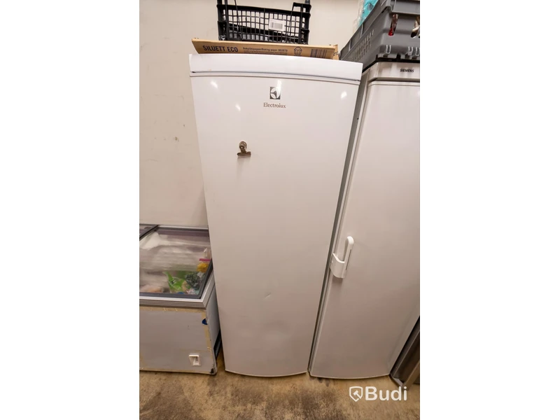 Kylskåp Electrolux. Fullhöjd. Skador på front. Innehåll ingår ej.