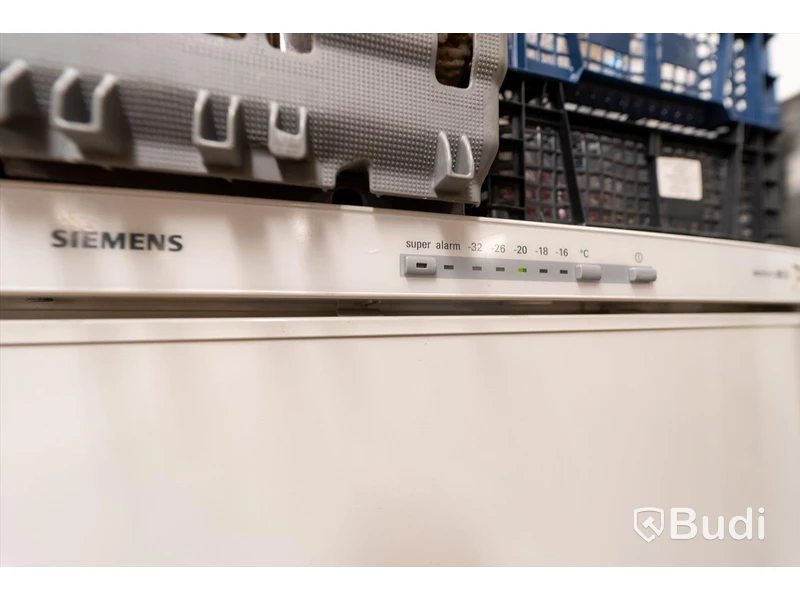 Frys Siemens. Fullhöjd. Skador på front. innehåll ingår ej.