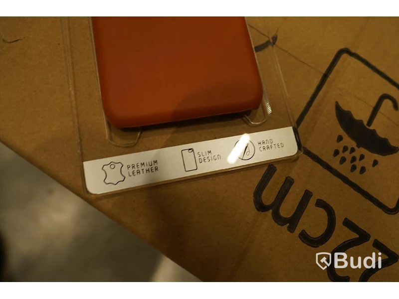 Pall med ca 600 läderskal till iPhone X från La vie