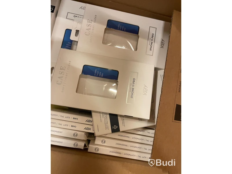 Pall med blandade mobiltillbehör från märken som Apple, Ideal m.fl