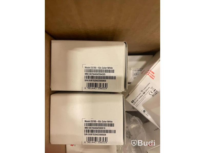 Kartong med mobila 4G-modem. Huawei E5785, Brutna förpackningar osäker funktion/skick