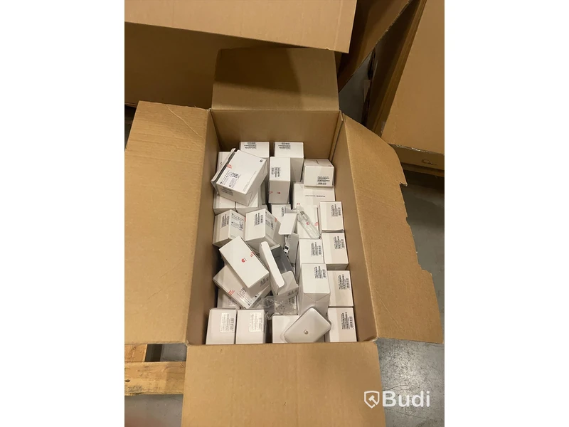 Kartong med mobila 4G-modem. Huawei E5785, Brutna förpackningar osäker funktion/skick