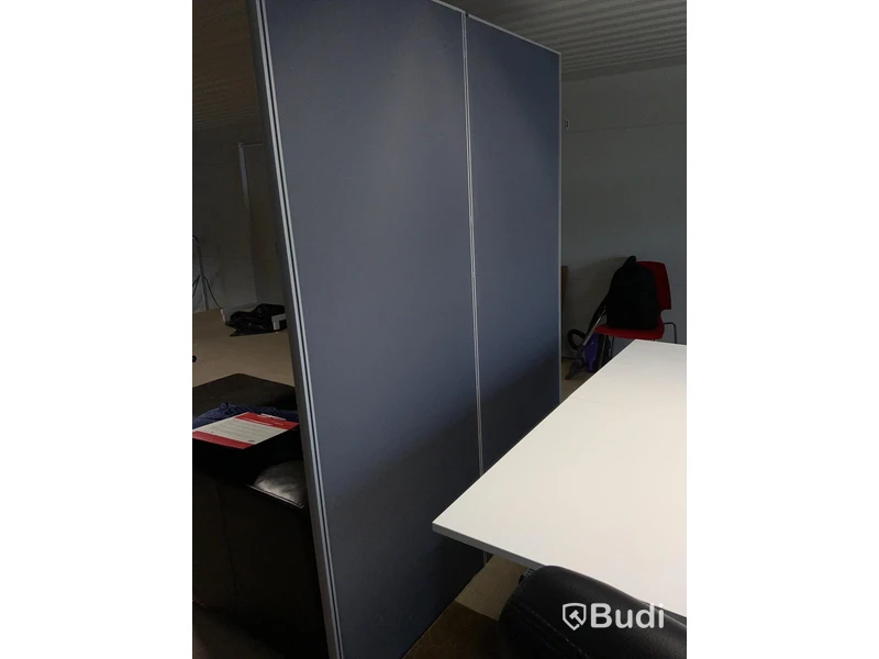 2 st skrivbord och 2 st kontorsstolar ink skärmvägg