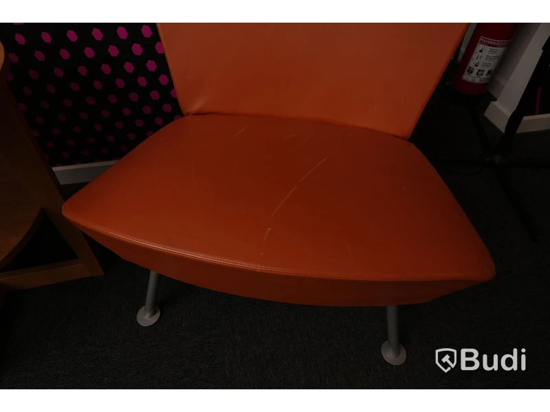 2st skinnfåtöljer samt soffbord. OBS, skavanker finnes.