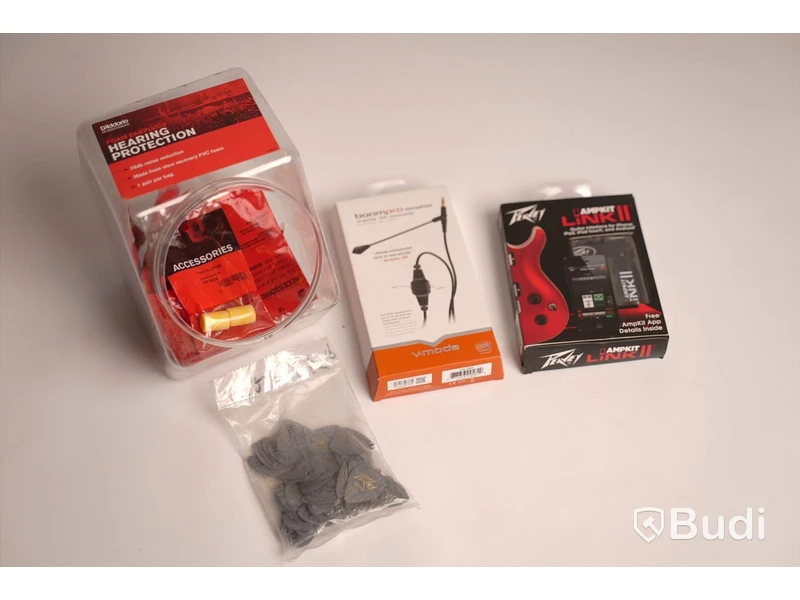 Daddario Hearing Protection, öronproppar. Peavey Plektrumpåse. Peavey Ampkit Link II, saknar strömkabel. V-Moda BoomPro, mikrofon.