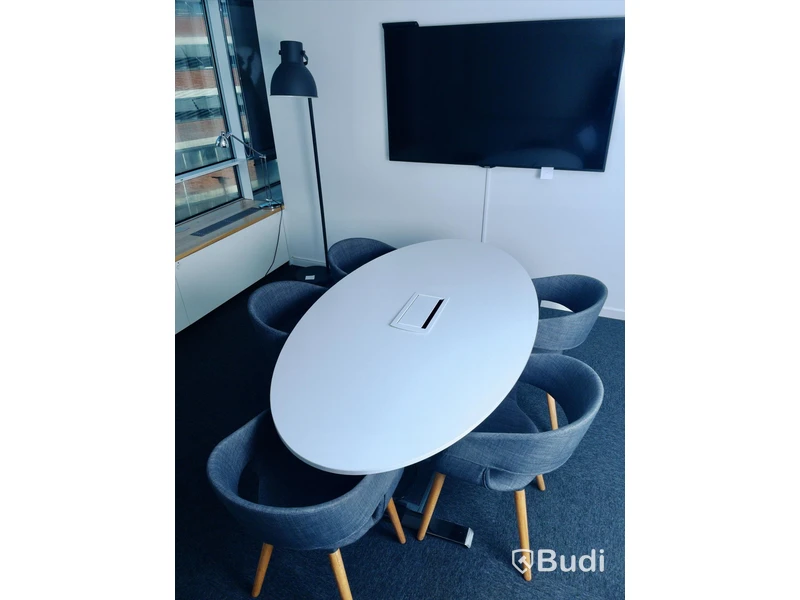 Konferensbord med eluttag samt 5st stolar