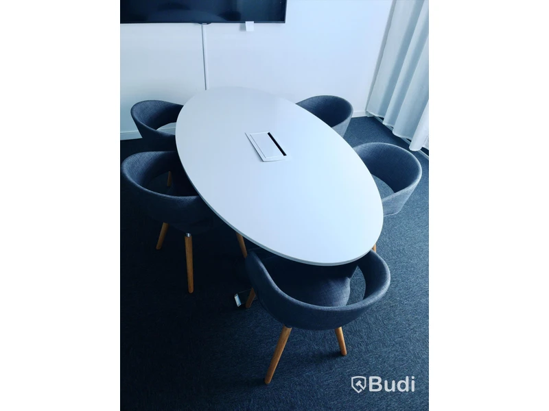 Konferensbord med eluttag samt 5st stolar