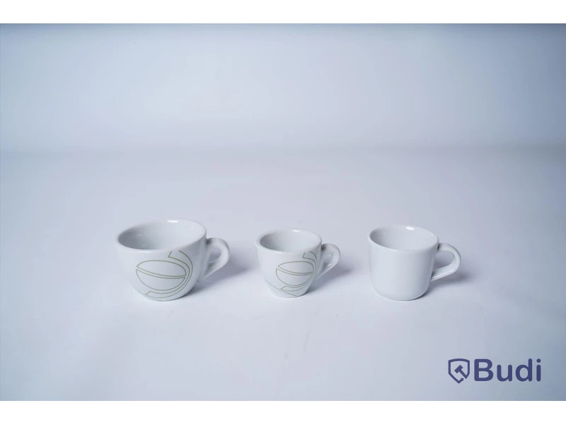 Diverse kaffekoppar med fat