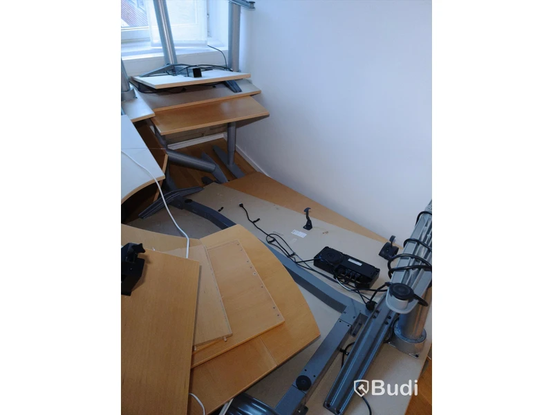 Höj- och sänkbara skrivbord Kinnarps ca 4st, osäker funktion