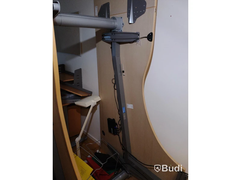 Höj- och sänkbara skrivbord Kinnarps ca 4st samt bokhyllor med jalusiskåp 2st