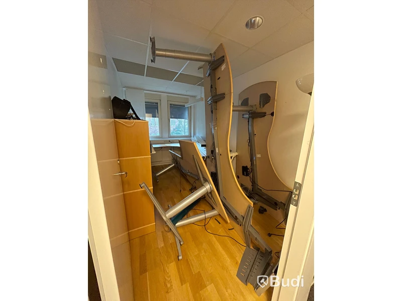 Höj- och sänkbara skrivbord Kinnarps ca 4st samt bokhyllor med jalusiskåp 2st