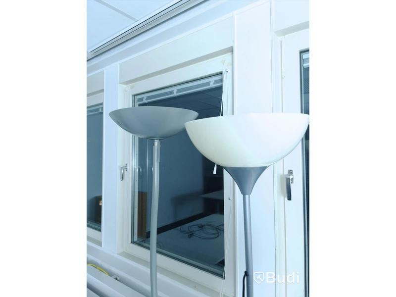 Golvlampa - 2 st. Grå, dimmer och funktionstestad. Vit ej funktionstestad.