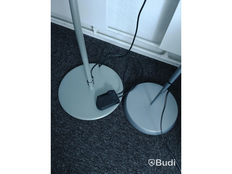 Golvlampa - 2 st. Grå, dimmer och funktionstestad. Vit ej funktionstestad.