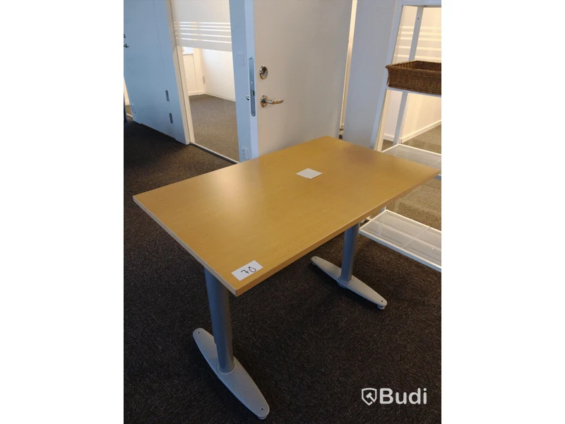Manuellt höj- och sänkbart skrivbord -