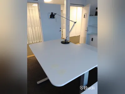 Höj- och sänkbart skrivbord inkl skrivbordslampa -  Funktionstestad.
