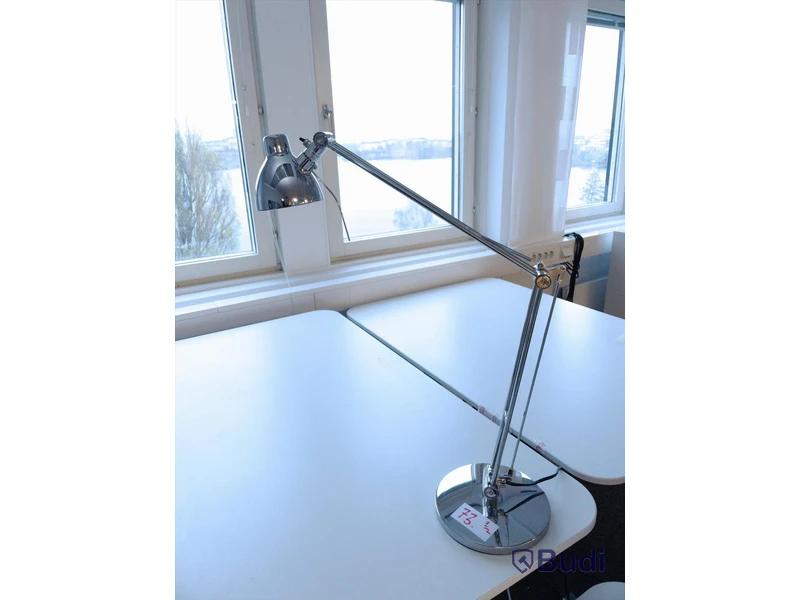 Höj- och sänkbart skrivbord inkl skrivbordslampa -  Troligen defekt.