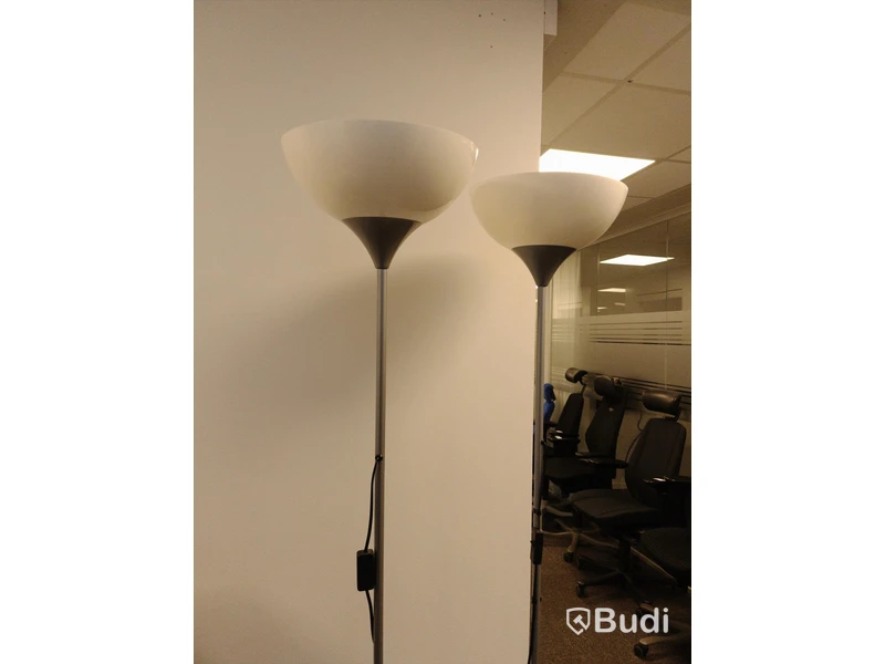Golvlampa - 2 st, metall och plast.