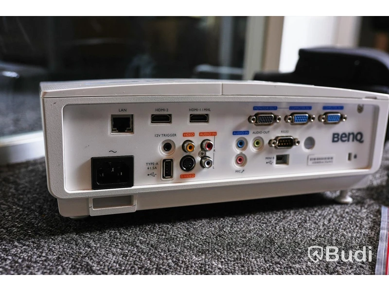Projektor - Benq Digital projector MW727. Inkl. skyddsväska, sladdar (HDMI, strömkabel, bildkabel och adapter).