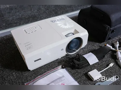 Projektor - Benq Digital projector MW727. Inkl. skyddsväska, sladdar (HDMI, strömkabel, bildkabel och adapter).