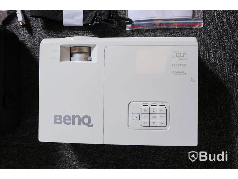 Projektor - Benq Digital projector MW727. Inkl. skyddsväska, sladdar (HDMI, strömkabel, bildkabel och adapter).