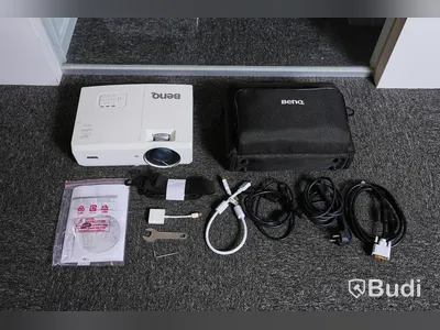 Projektor - Benq Digital projector MW727. Inkl. skyddsväska, sladdar (HDMI, strömkabel, bildkabel och adapter).