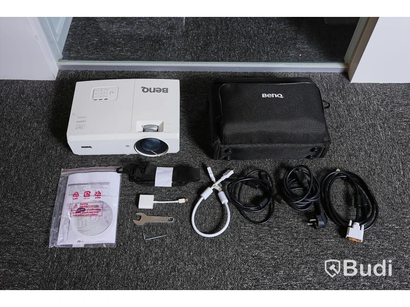 Projektor - Benq Digital projector MW727. Inkl. skyddsväska, sladdar (HDMI, strömkabel, bildkabel och adapter).