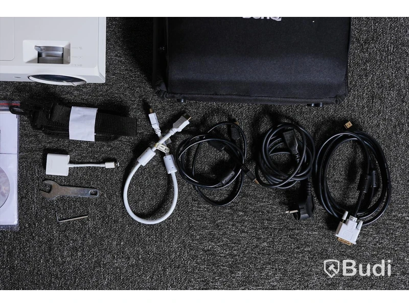Projektor - Benq Digital projector MW727. Inkl. skyddsväska, sladdar (HDMI, strömkabel, bildkabel och adapter).
