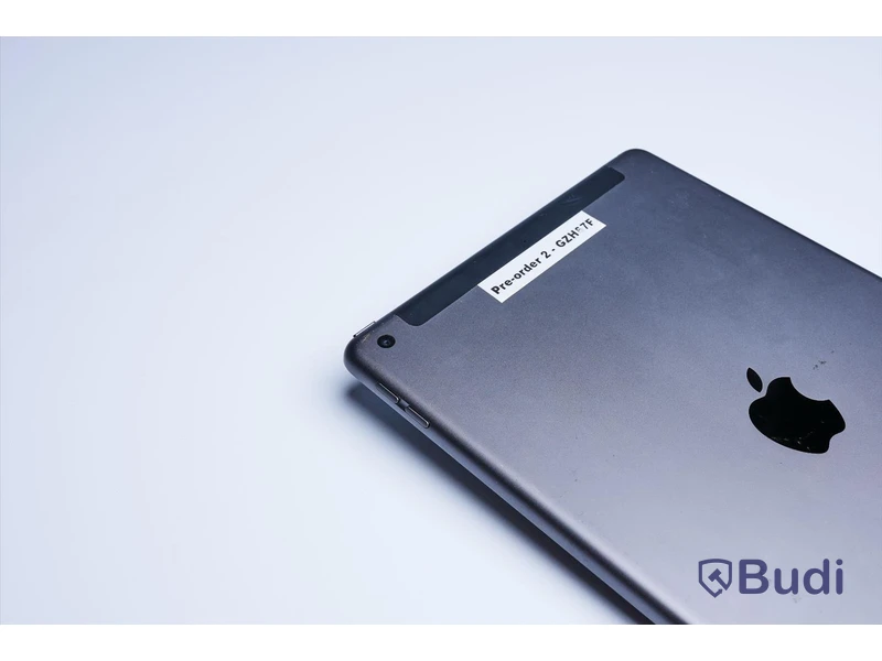 iPad - 7th Gen, 32 GB, Space Grey, Apple. Mindre slitage, lite nagg baksida.