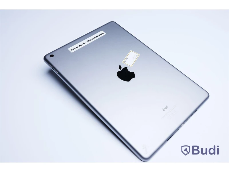 iPad - 6th Gen, 32 GB, Silver Grey, Apple. Minimalt slitage.