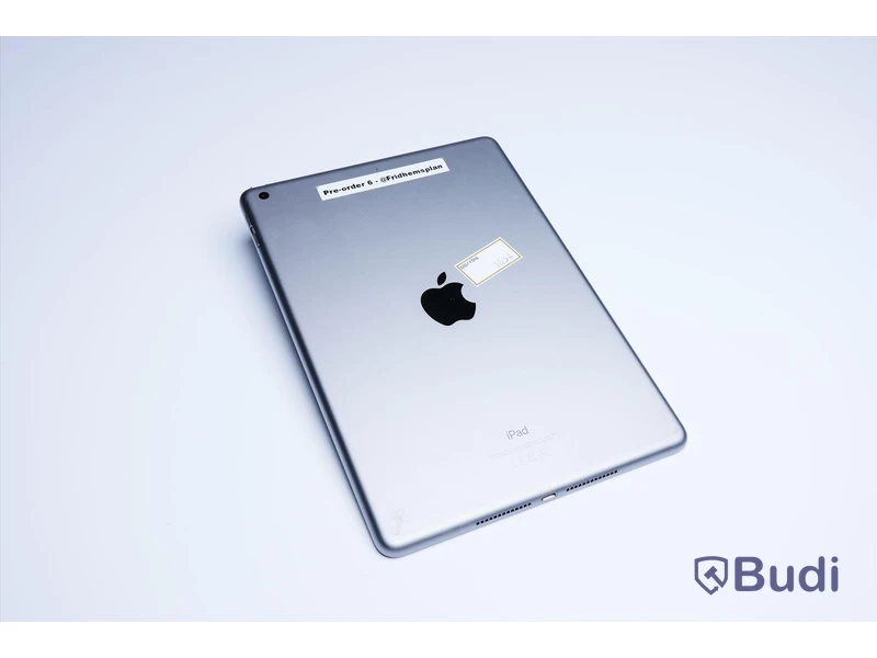 iPad - 6th Gen, 32 GB, Silver Grey, Apple. Minimalt slitage.