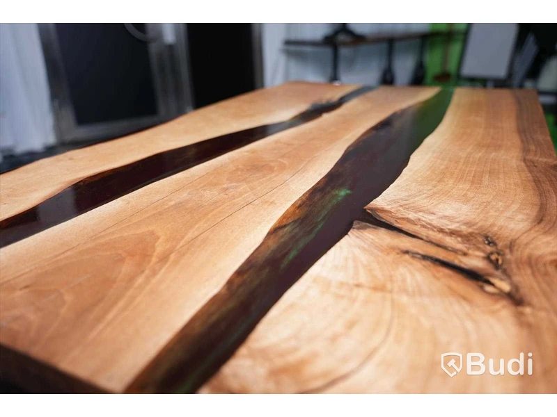 Matbord med epoxyinlägg