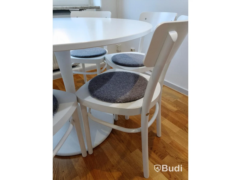 Köksbord med 5st stolar IKEA