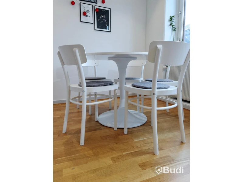 Köksbord med 5st stolar IKEA