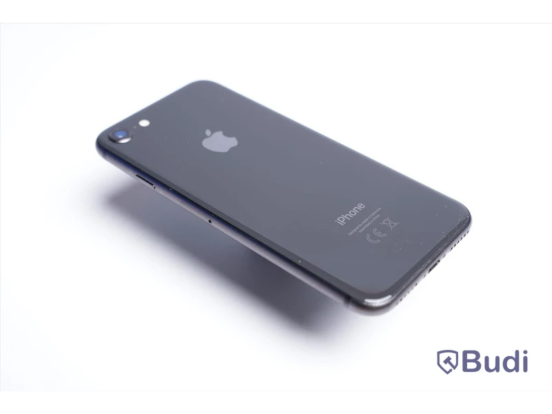 iPhone 8 - 64 GB, 83 procent batterihälsa. Inkl. laddare och hörlurar.