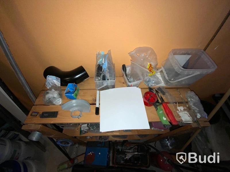 Hylla med div verktyg, brandsläckare mm