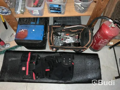 Hylla med div verktyg, brandsläckare mm