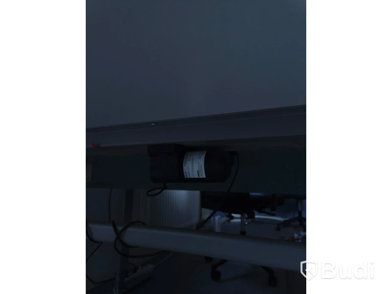 Elektriskt höj och sänkbart skrivbord vitt med skärmvägg (Ca mått 160 x 80 cm)